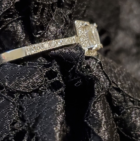 New & unworn 18K White Gold - Diamond Engagement Ring - Picture 8 of 16